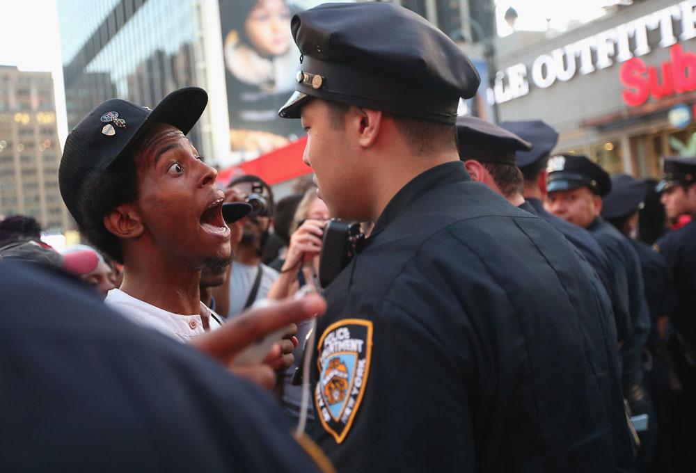 En man hamnar i en diskussion med en polis under protesterna på Union Square i New York.