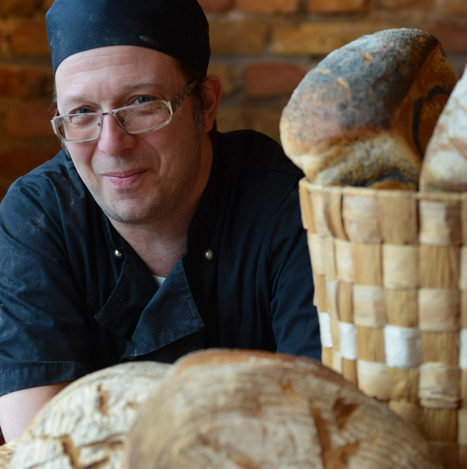 ”Stockholm är helt enkelt svindyrt”, säger Christer som fick kritik för sina höga priser i början av brödkarriären.