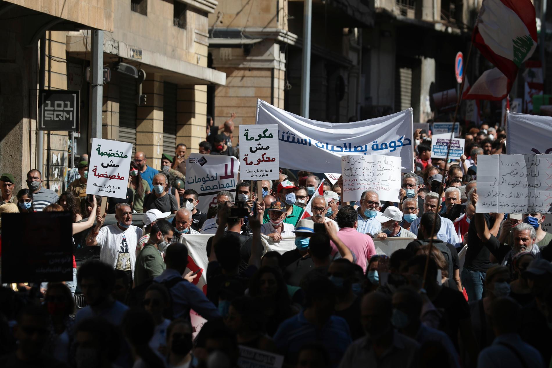 De flesta protesterna i Libanon genomfördes utan våldsamheter, som den här i huvudstaden Beirut under lördagen.