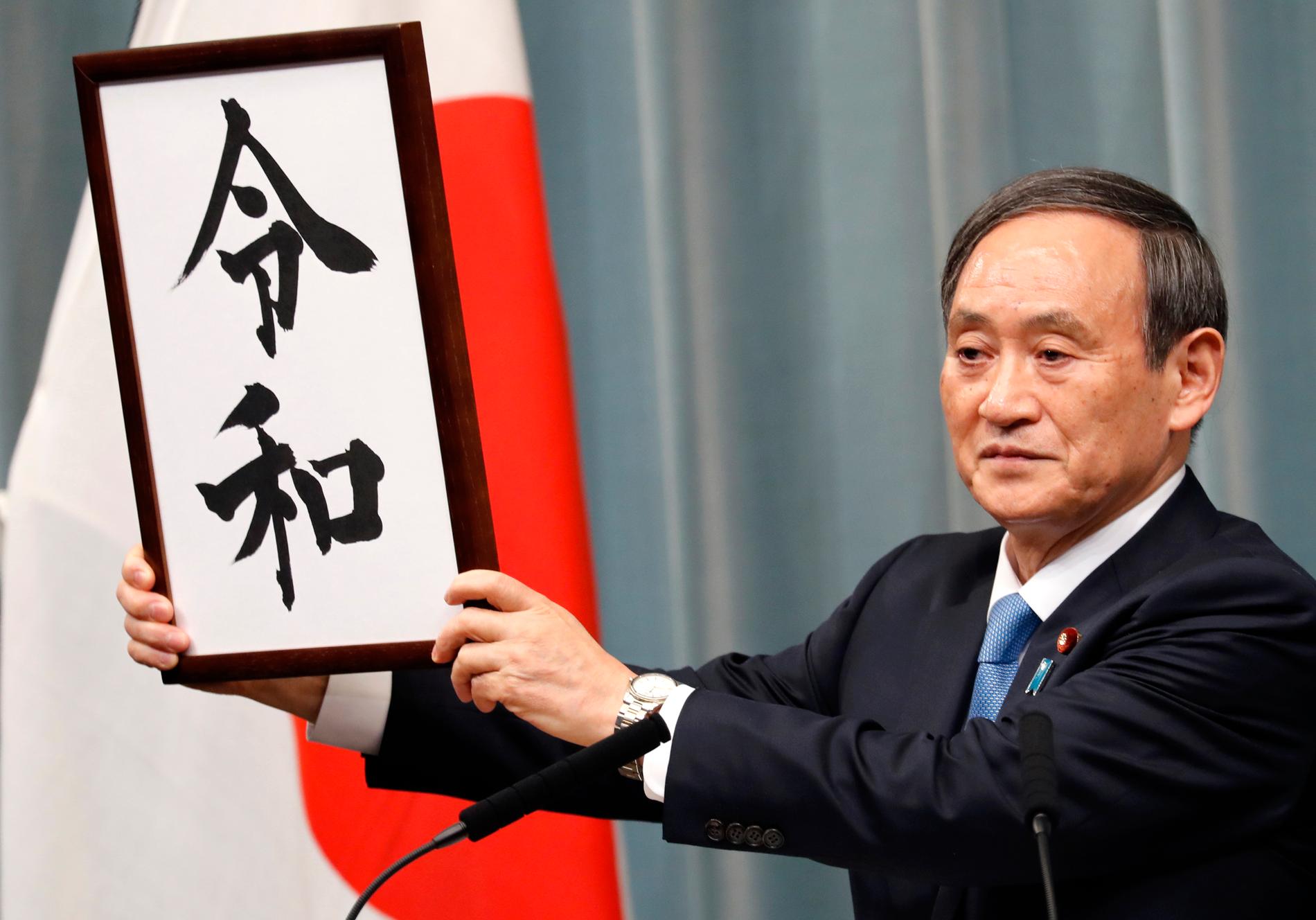 Regeringens talesperson Yoshihide Suga presenterar namnet på en ny era.