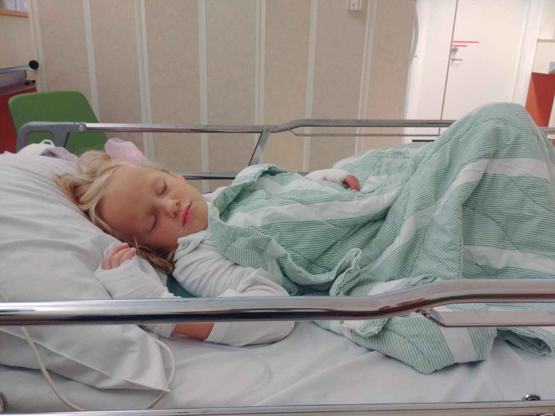 Hedda lider av en allvarlig mag- och tarmsjukdom – här är hon på sjukhuset.