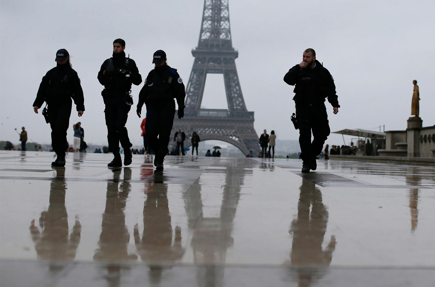 Bara i Paris har 12 000 extra poliser satts in för att valdagen ska gå säkert till. 
