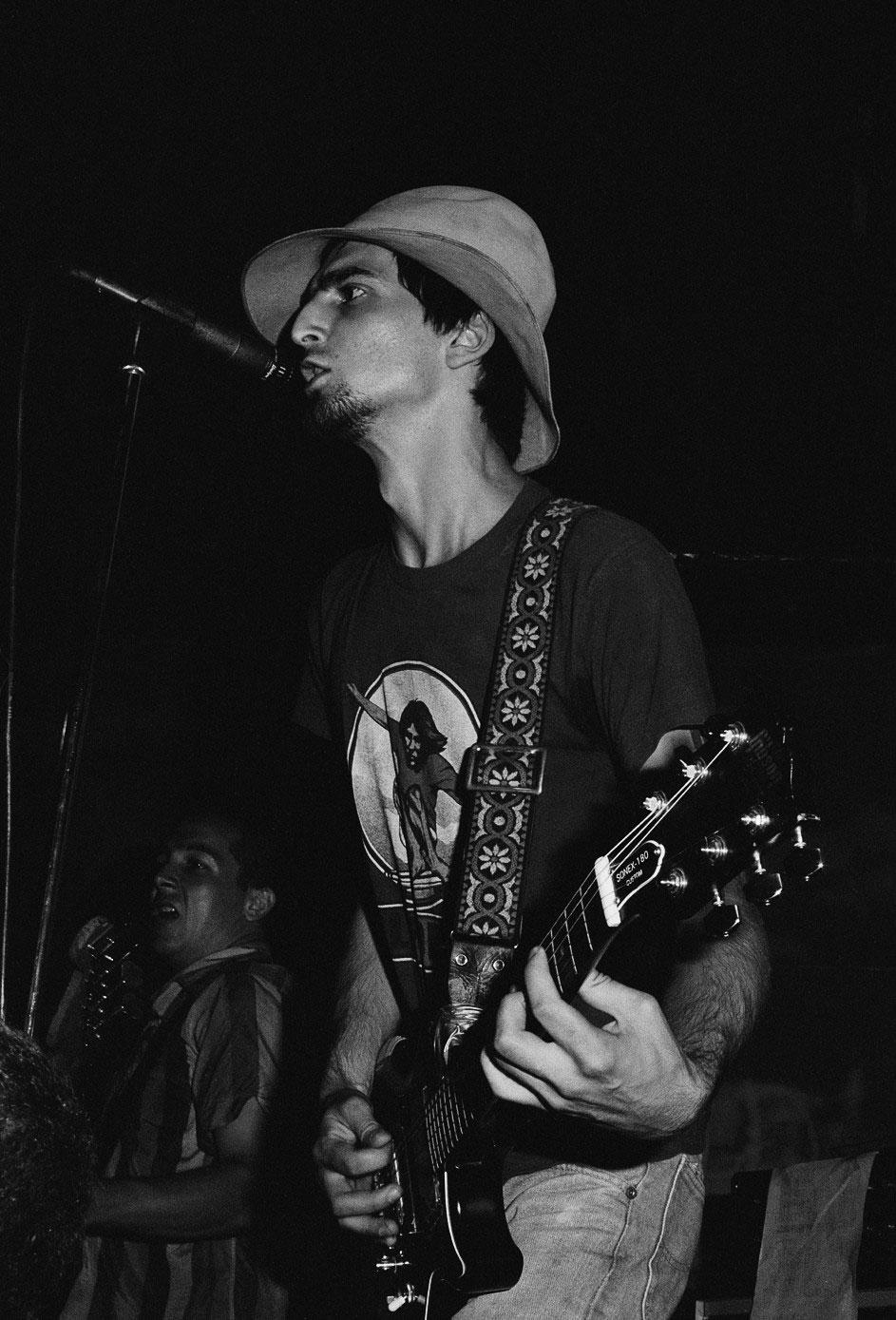 Dez Cadena under en konsert med Black Flag i Costa Mesa 1981.