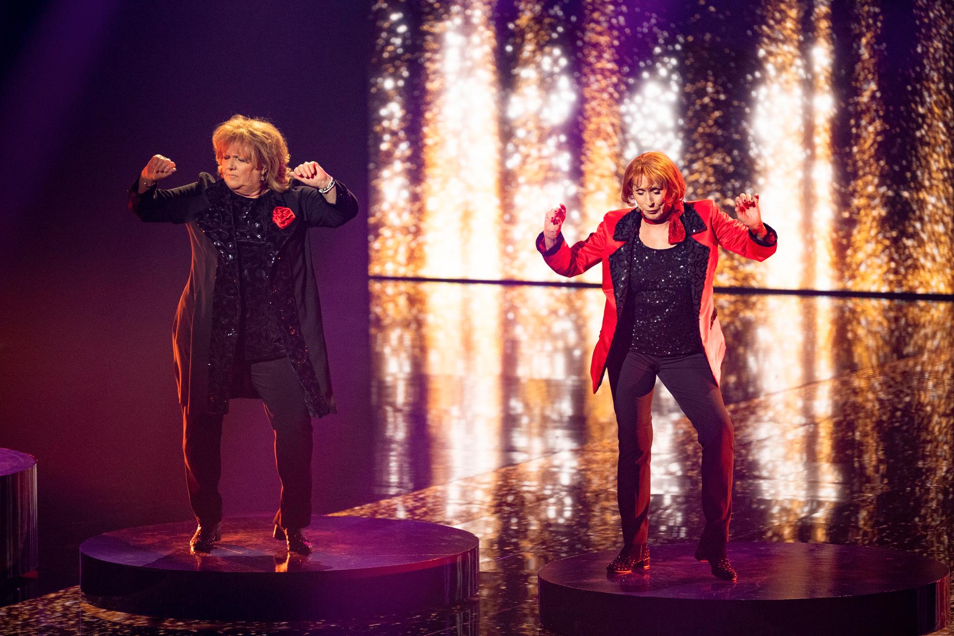 Ewa Roos och Eva Rydberg på scenen under sin deltävling i Melodifestivalen