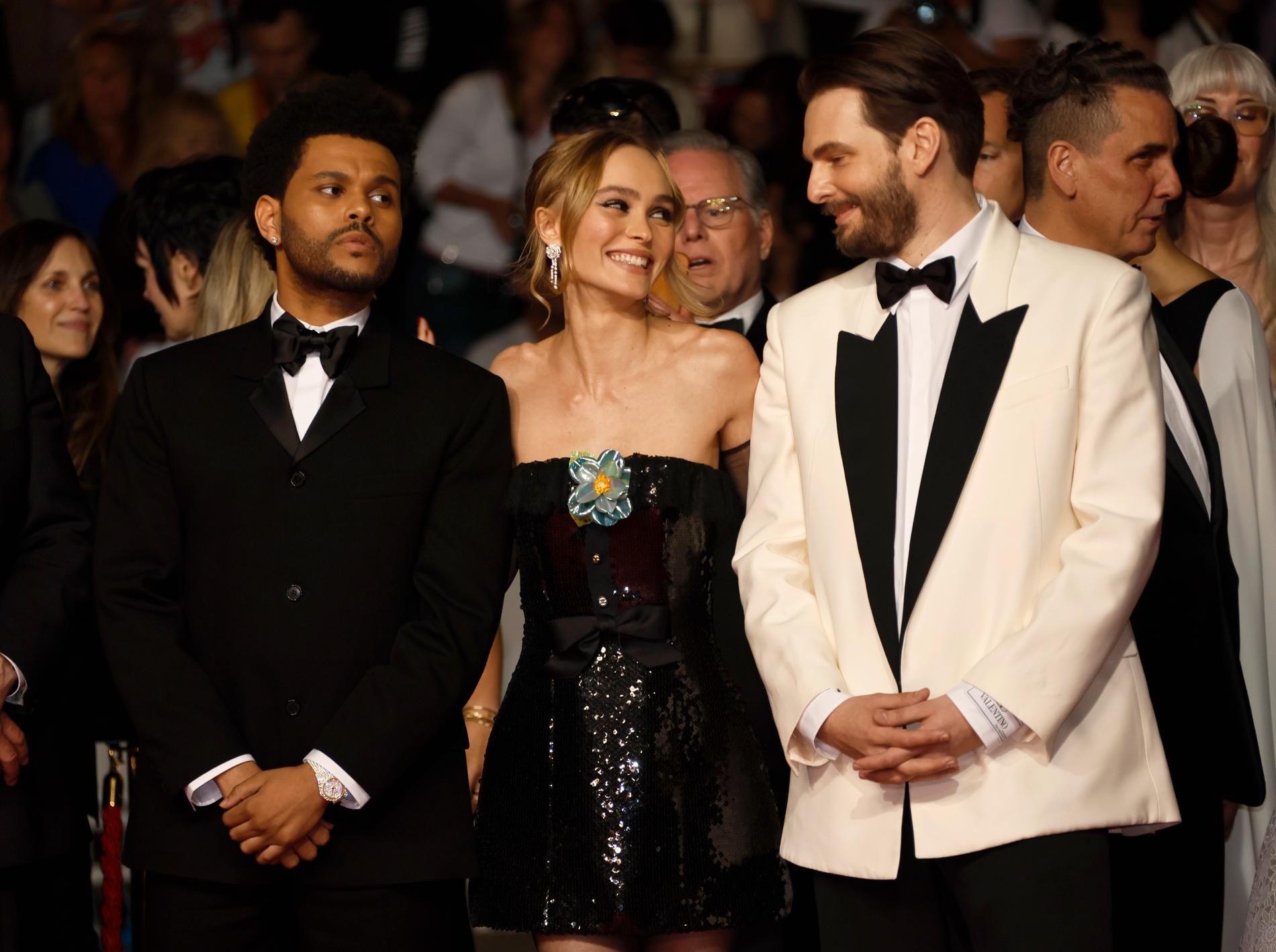 Abel Tesfaye och Lily-Rose Depp tillsammans med Sam Levinson på filmfestivalen i Cannes.