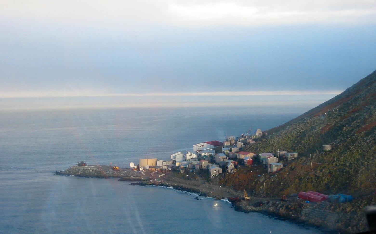 Staden Diomede på ön Lilla Diomede. Här lever drygt 100 människor.