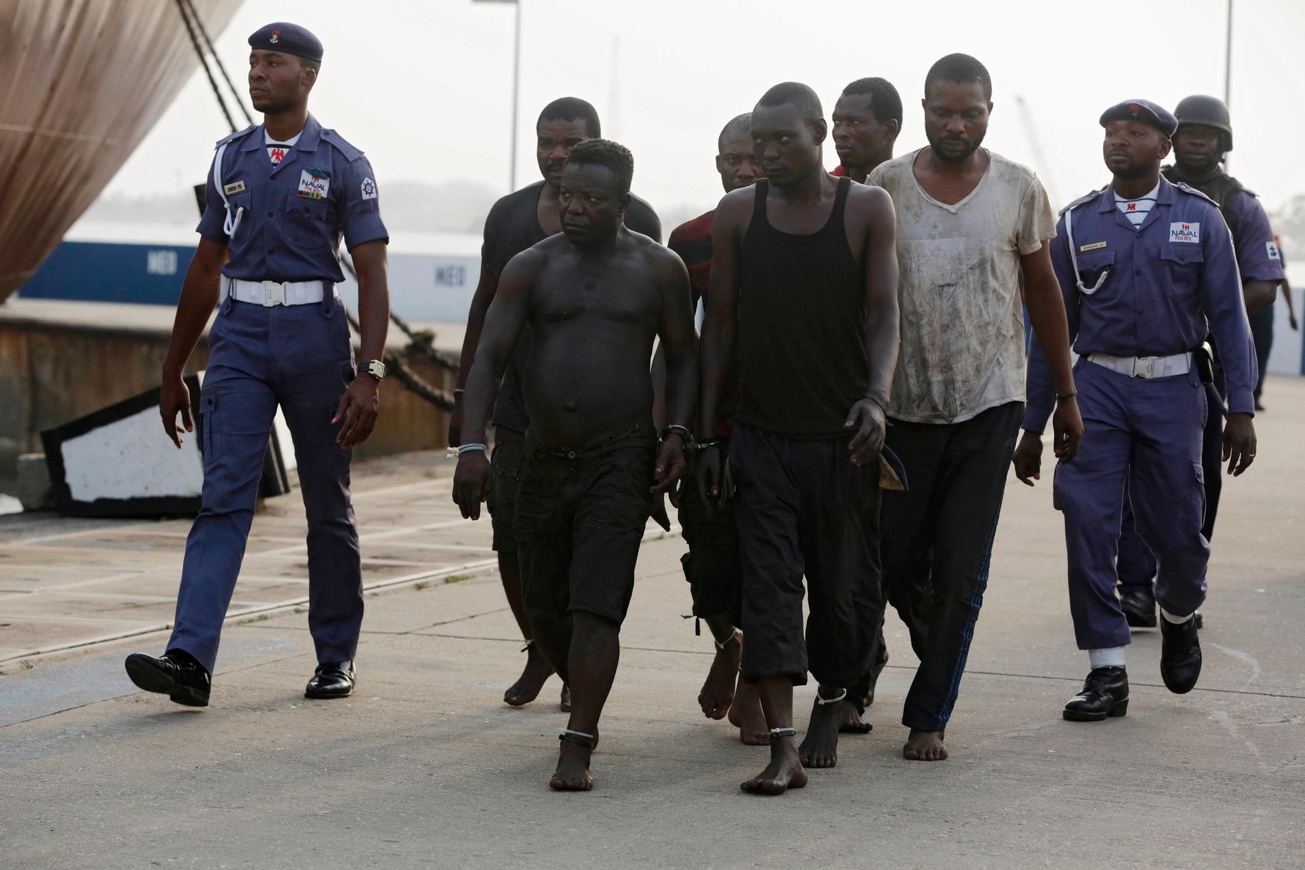 Nigerianska marinsoldater med pirater som greps utanför kusten i februari 2016 sedan de tagit över en oljetanker. Arkivbild.