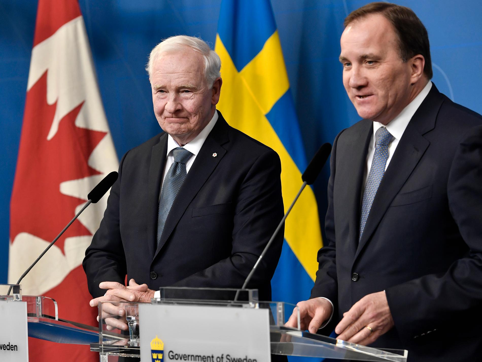 Kanadas generalguvernör David Johnston och statsminister Stefan Löfven håller presskonferens under måndagen.
