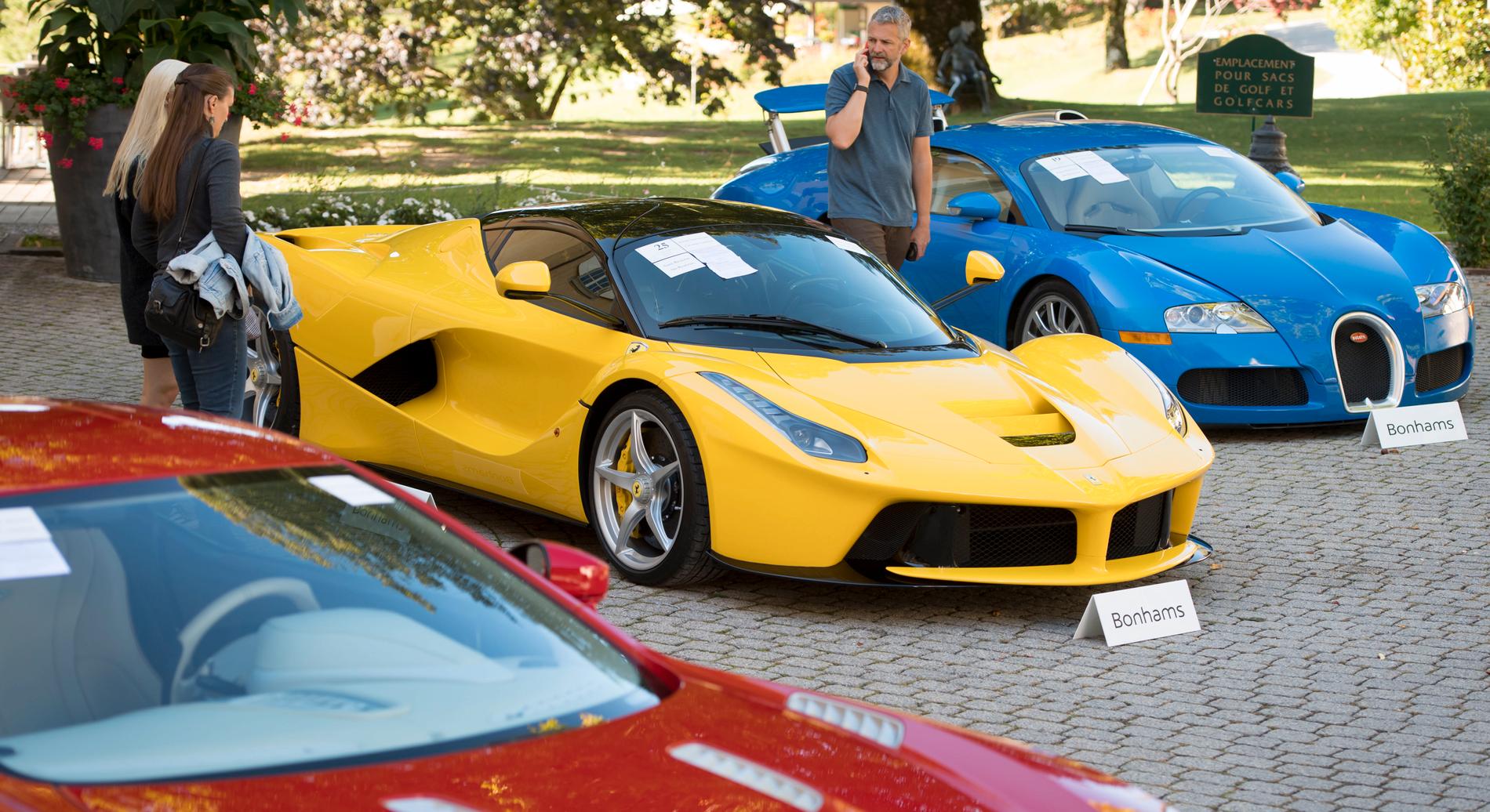 Den som köper en Ferrari i Sverige har i snitt redan fem andra bilar. Under pandemin har försäljningen exploderat.
