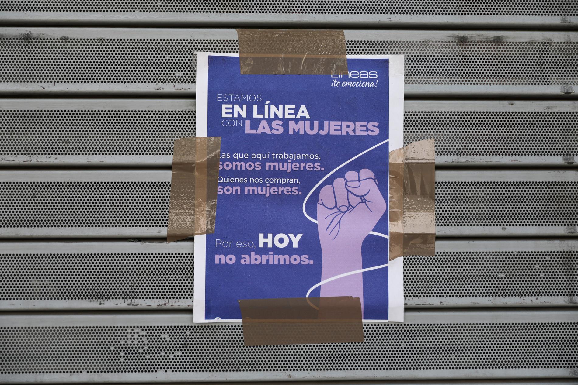 En affisch på en stängd butik i Mexico City med information om varför den inte öppnat under måndagen, då många kvinnor stannade hemma från sina arbeten i protest mot våldet.