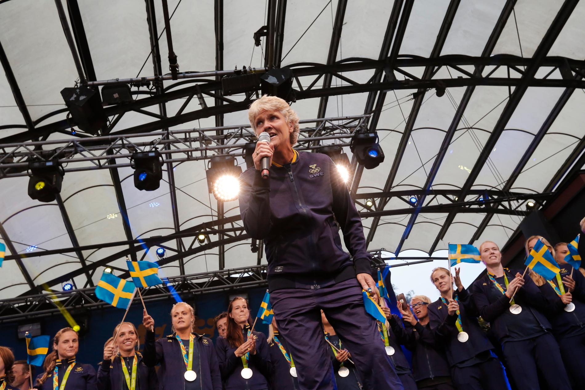 Pia Sundhage sjunger en sång när Sveriges fotbollsdamer hyllas på scen i augusti 2016.