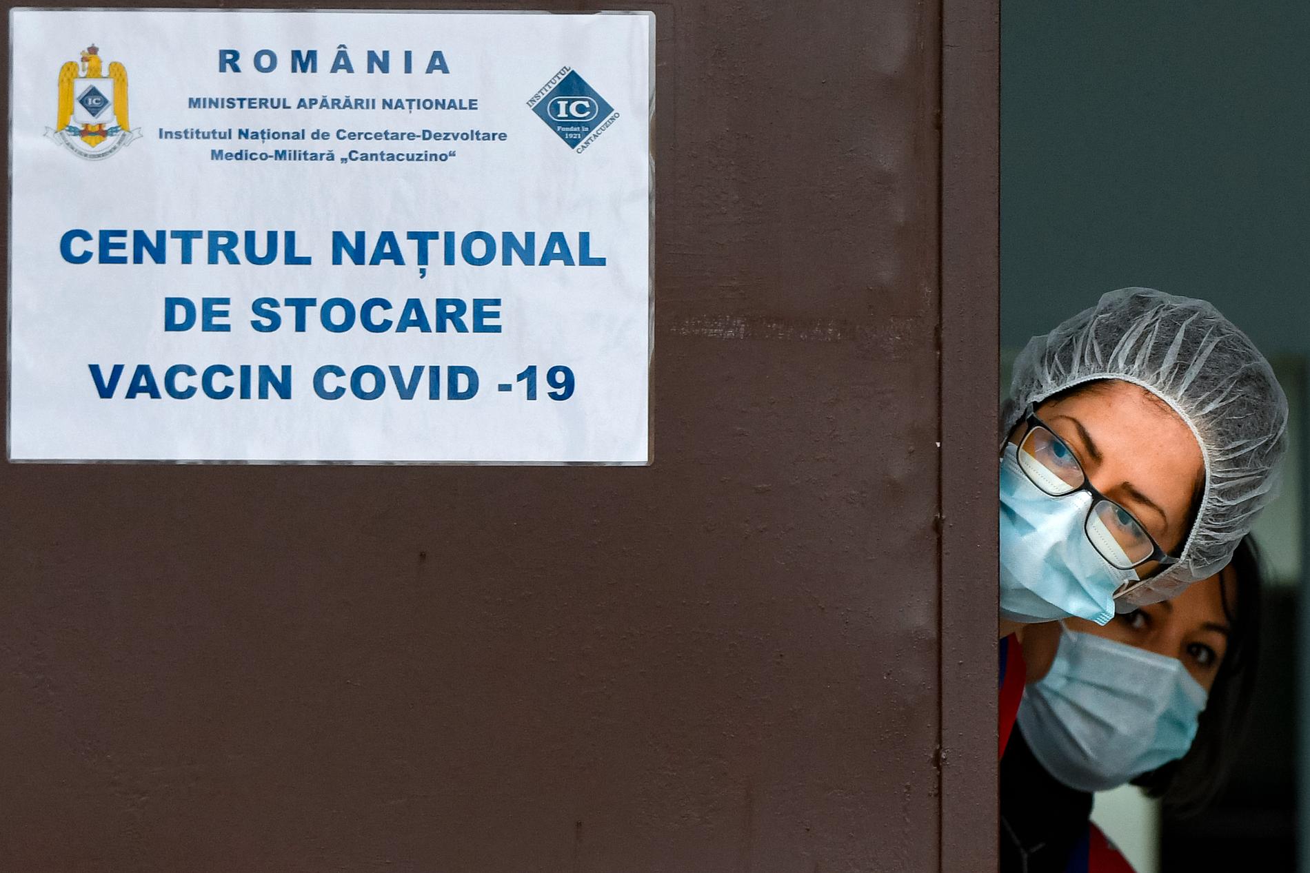Vårdpersonal vid ett vaccinationscenter i Rumäniens huvudstad Bukarest.