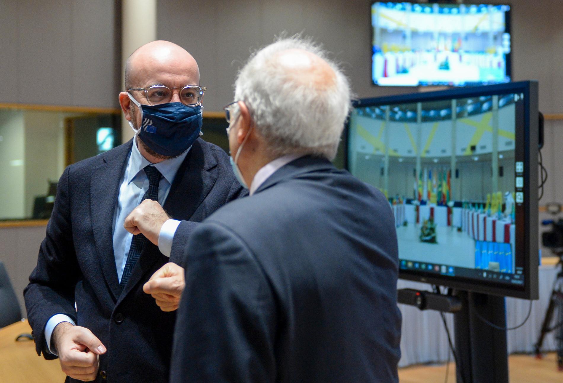 EU:s rådsordförande Charles Michel i munskyddat samspråk med utrikeschefen Josep Borrell. Arkivbild.