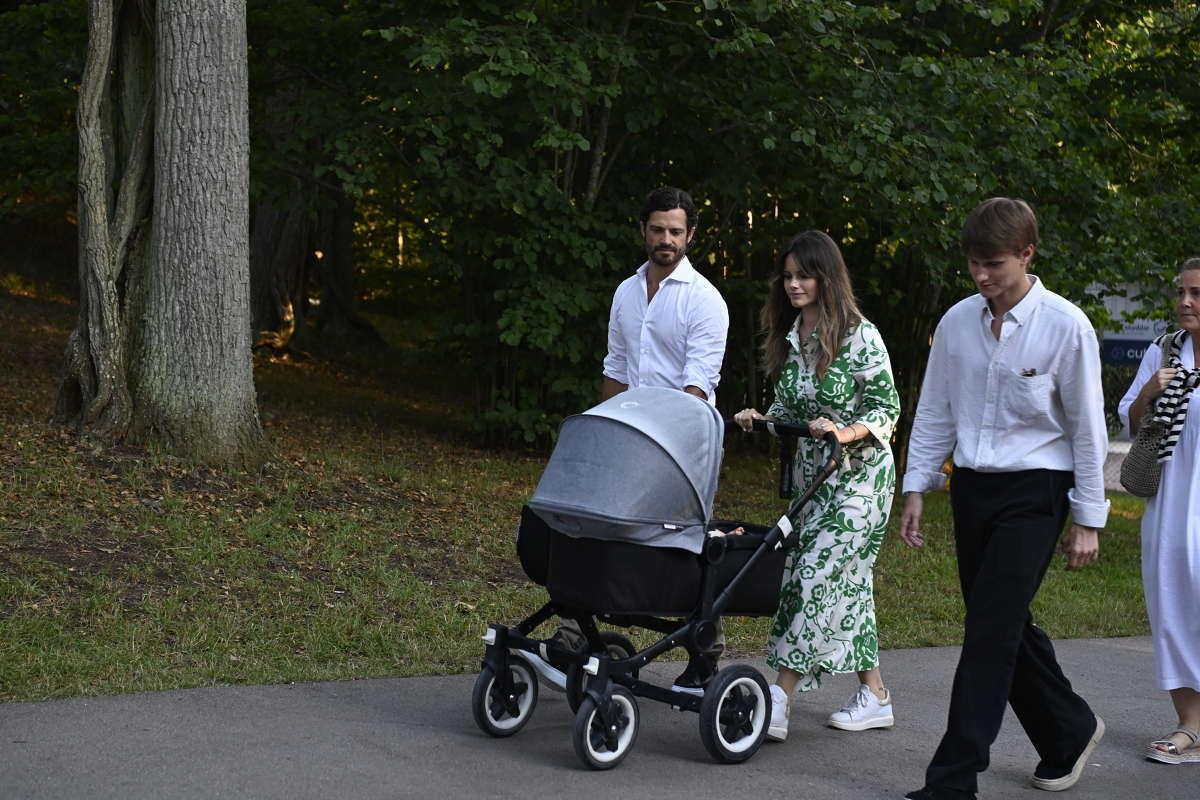 Prins Carl Philip och prinsessan Sofia med barnvagnen. 