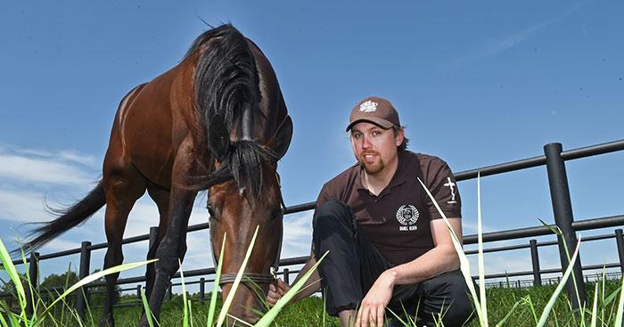 Daniel Redén tillsammans med en av sina fyra PdA-hästar Propulsion.