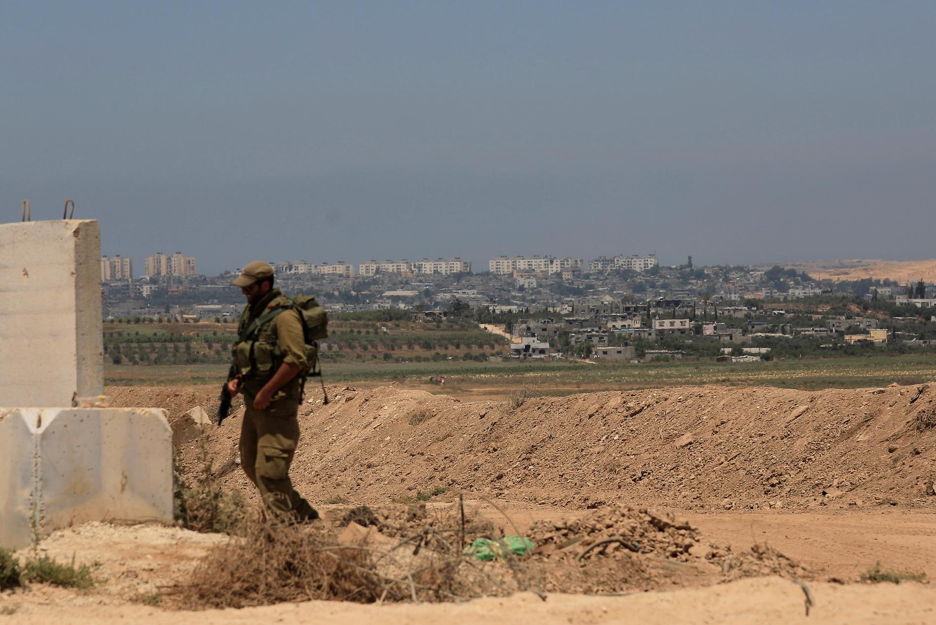 Israelisk militär vid en postering nära gränsen mellan Israel och Gazaremsan. Personen på bilden har inget med texten att göra. Arkivbild.