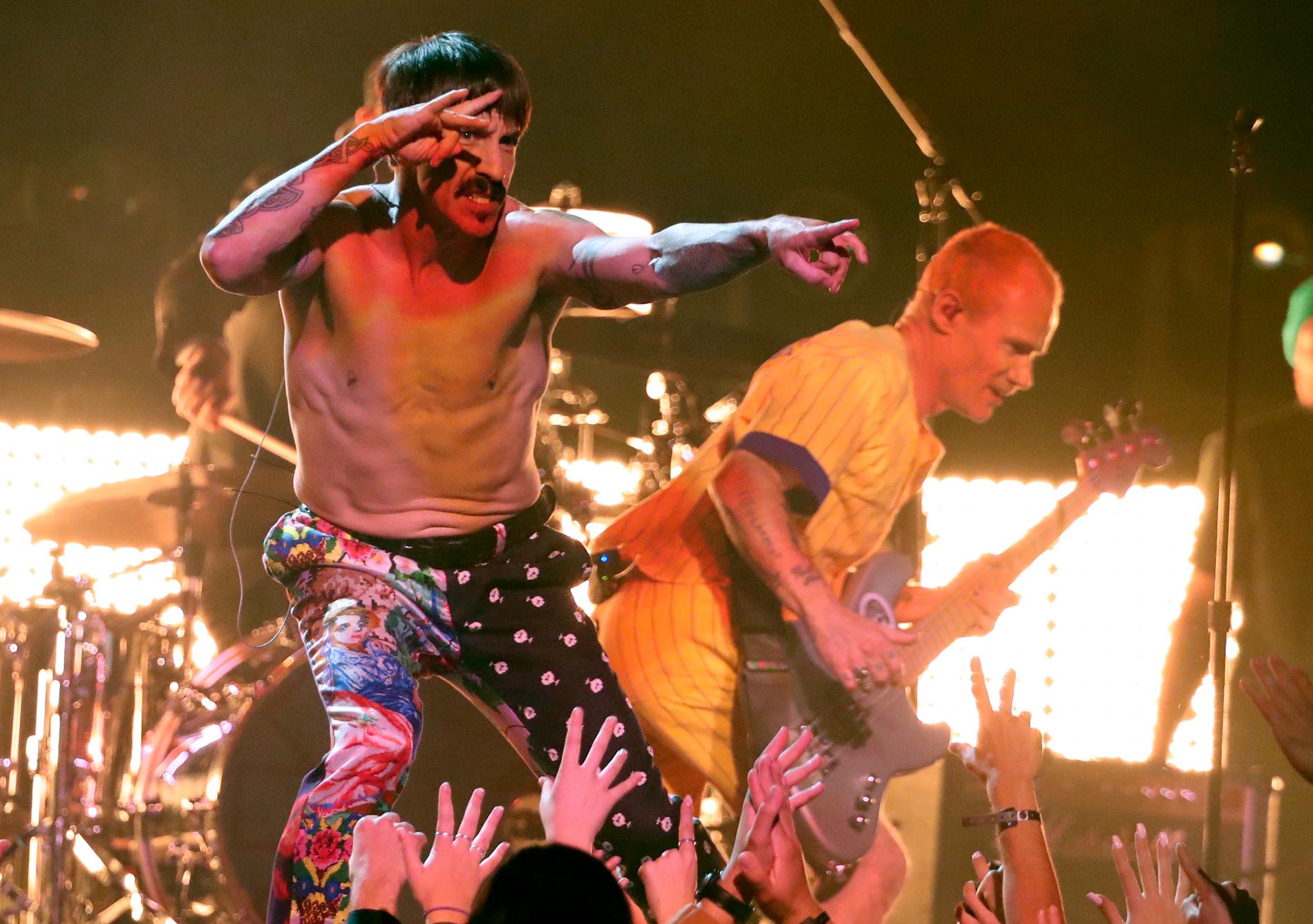 Red Hot Chili Peppers under ett uppträdande 2019. Arkivbild.