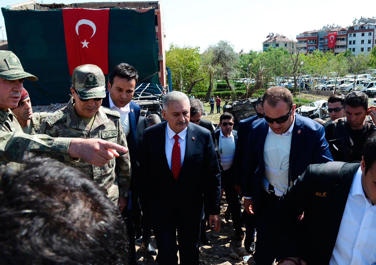 Turkiets premiärminister Binali Yildirim på platsen efter attacken.
