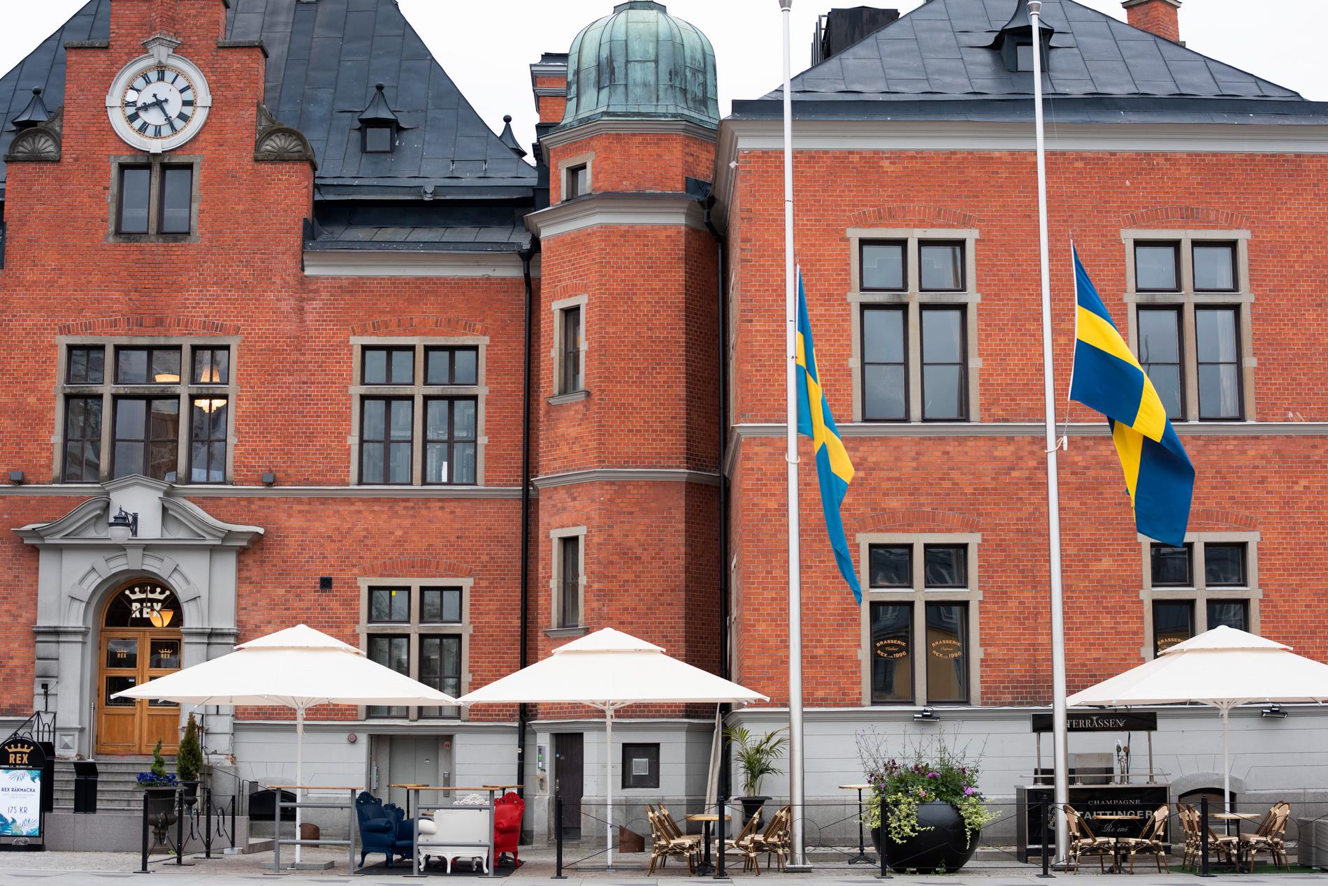 Flaggor på halv stång utanför rådhuset i Umeå dagen efter flygolyckan.