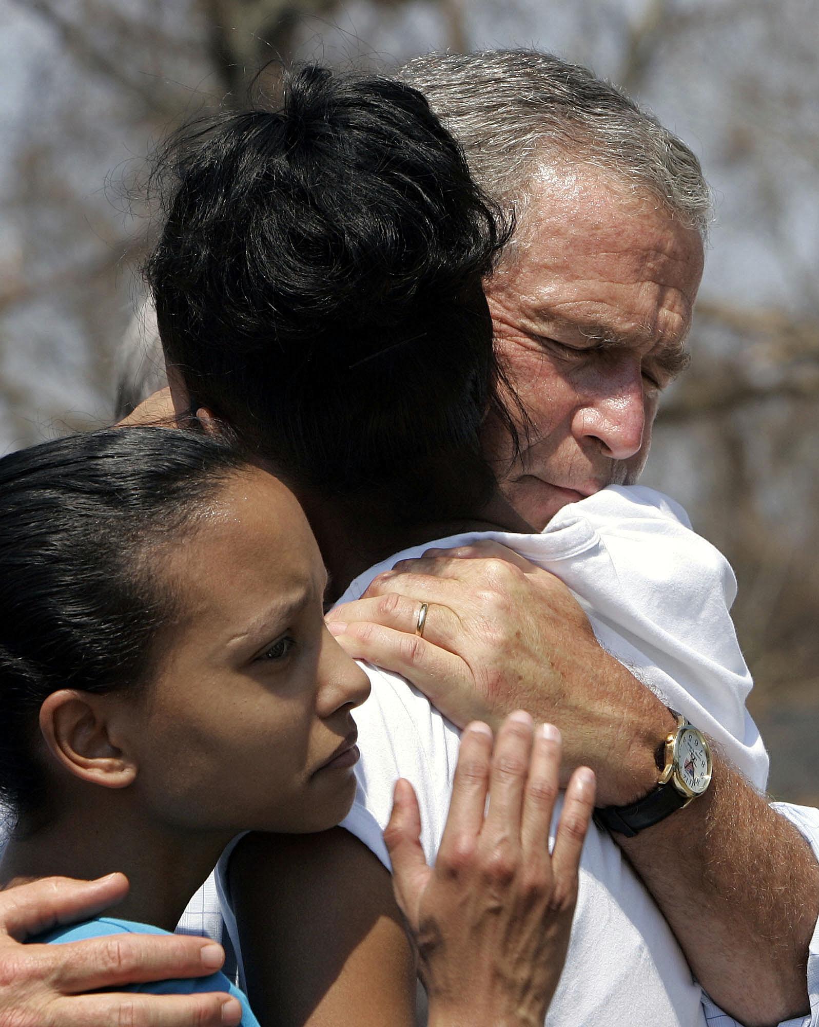 President Bush tröstar två systrar efter orkanen Katrina år 2005. 