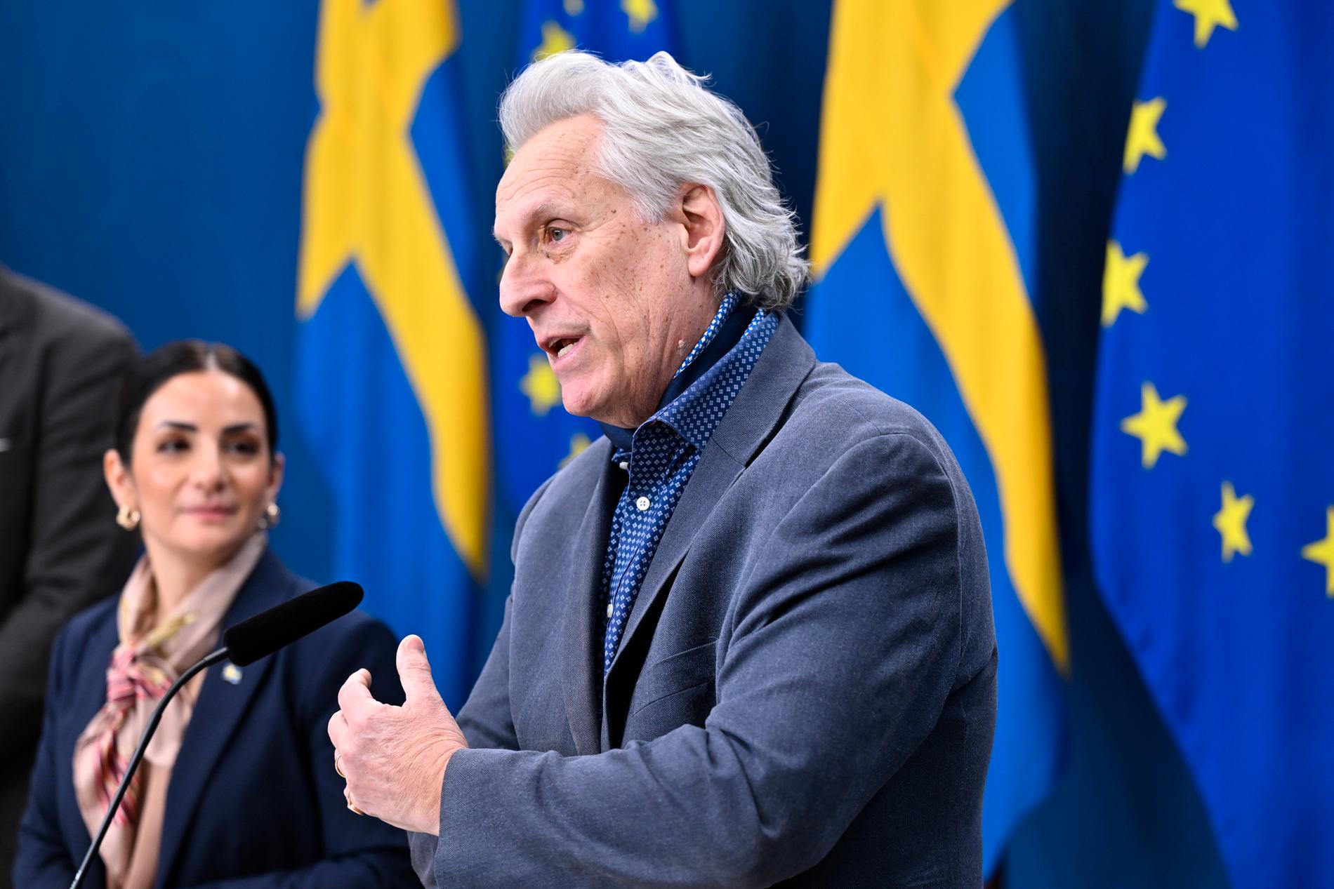 Lars Trägårdh, som ska leda den kommitté som ska ta fram en svensk kulturkanon, på torsdagens pressträff tillsammans med bland annat kulturminister Parisa Liljestrand (M).