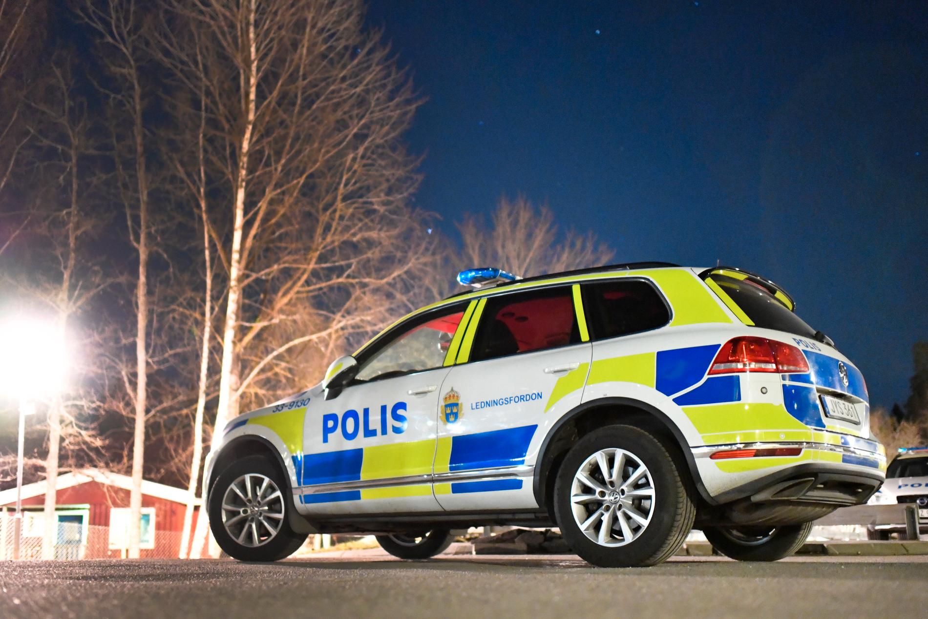 Polis på plats där en man i 20-årsåldern sköts i Märsta, norr om Stockholm på söndagskvällen.