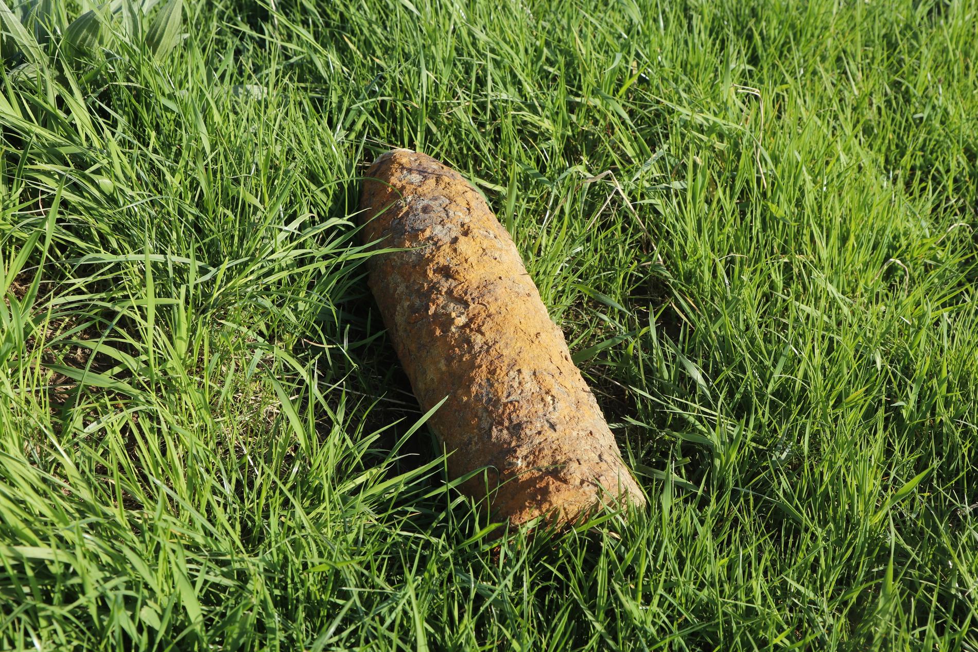 En odetonerad granat i ett dike. De farligaste granaterna är gasgranater men även spränggranater kan ibland explodera.