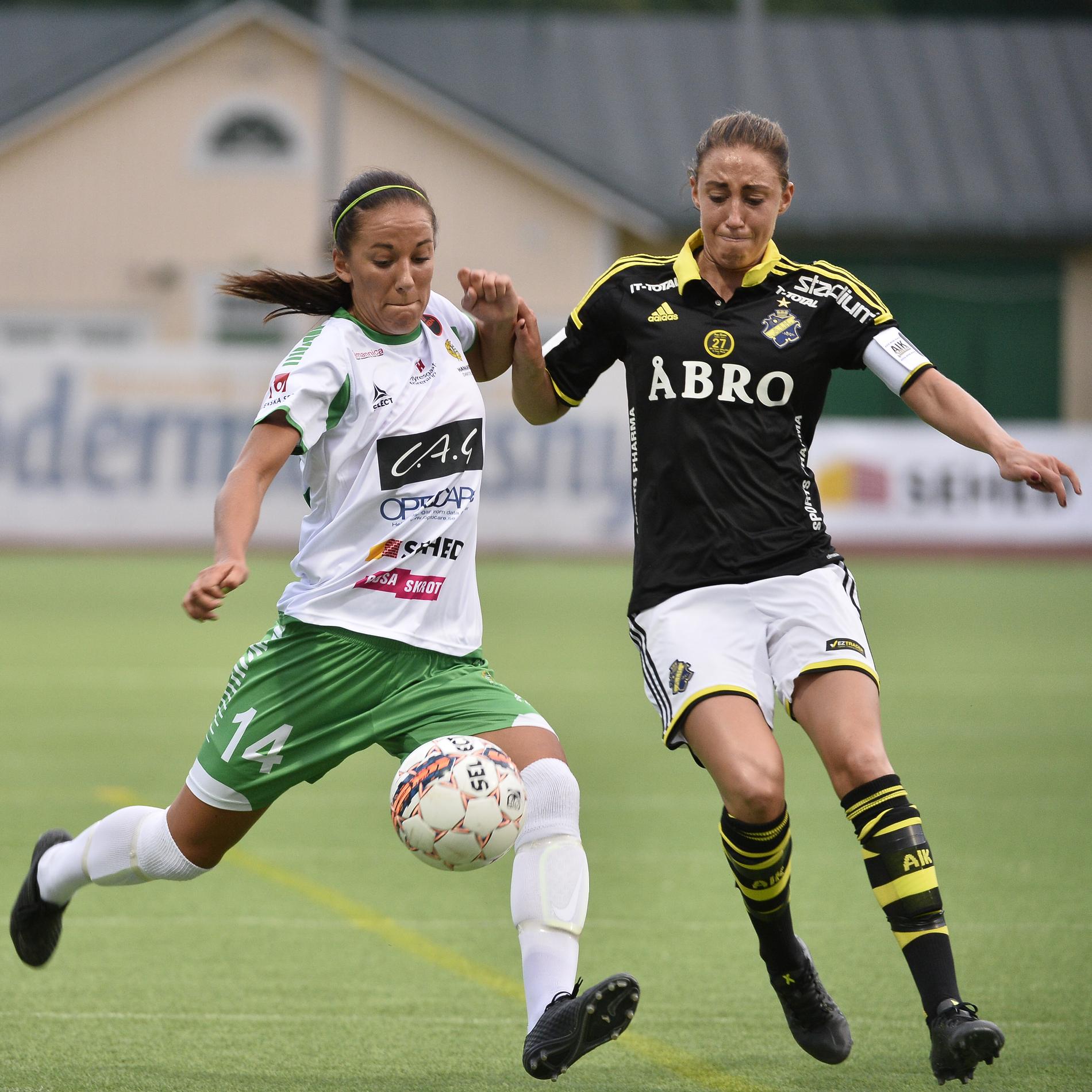 Anna Oskarsson lämnar Hammarby för Linköping. Här spelar 21-åringen, till vänster, i en match mot AIK 2015. Arkivbild