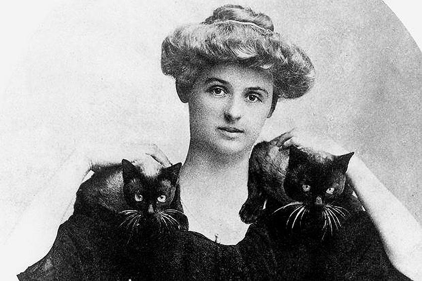 femme fatale Pauline Tarn (1877–1909) skrev storslaget om längtan efter död och frihet under pseudonymen Renée Vivien. Tarn som levde öppet som homosexuell dog ung i sviterna av anorexia och drogmissbruk.