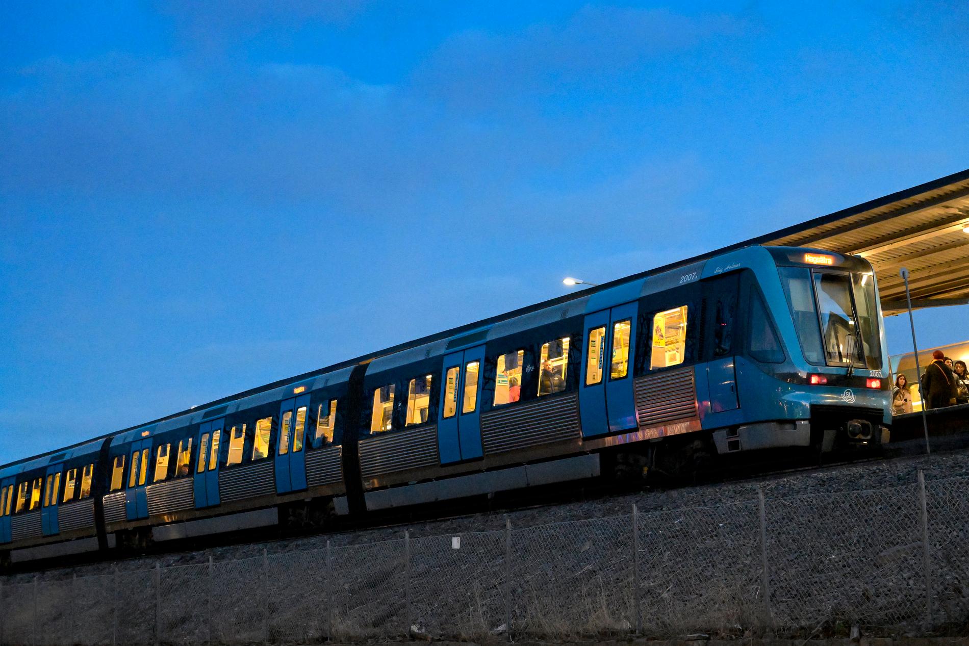 Ett tunnelbanetåg i Stockholm. Tåget i Hökarängen hann stanna när mannen knuffades ned på spåret. Arkivbild.
