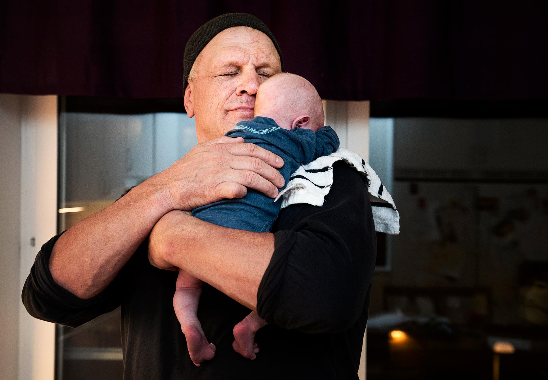 Frank Andersson med då nyfödde sonen Winston i Oktober 2012.