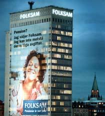Reklam för pensionsval på fasaden för pensionsval på fasaden till Folksamhuset i Stockholm. En ovanlig syn enligt undersökningen.
