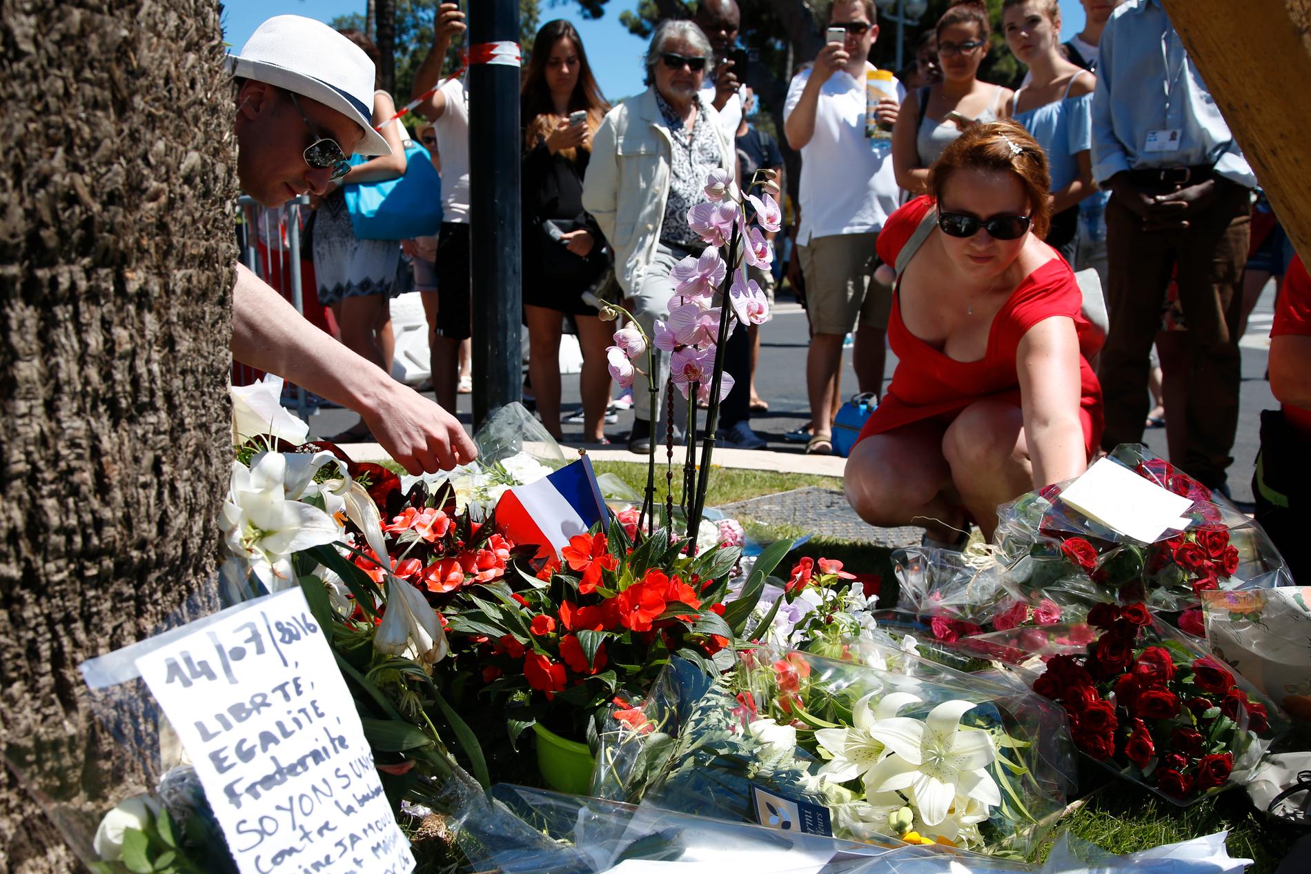 Många blommar lämnades under fredagen på Promenade des Anglais där en man på torsdagskvällen körde ihjäl ett stort antal gångtrafikanter med en lastbil.