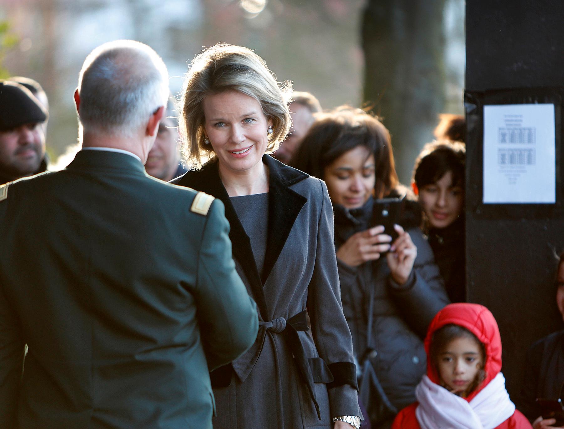 Belgiska drottningen Mathilde tackar räddningspersonalen för deras insats.