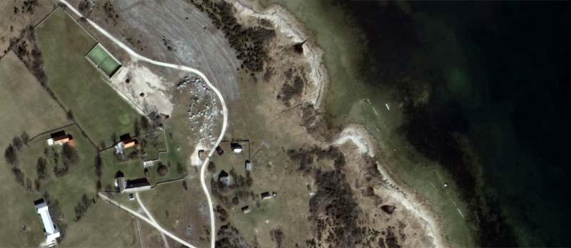 På satellitbilder kan man tydligt se tennisbanan och golfgreenen på Max Hanssons stora strandfastighet på Gotland.