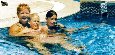 2003. Lotta badar i poolen med Britt-Marie och kompis.