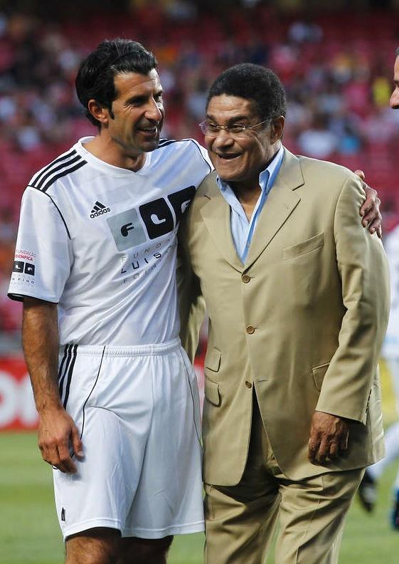 Luis Figo och Eusebio poå en välgörenhetsmatch 2012.