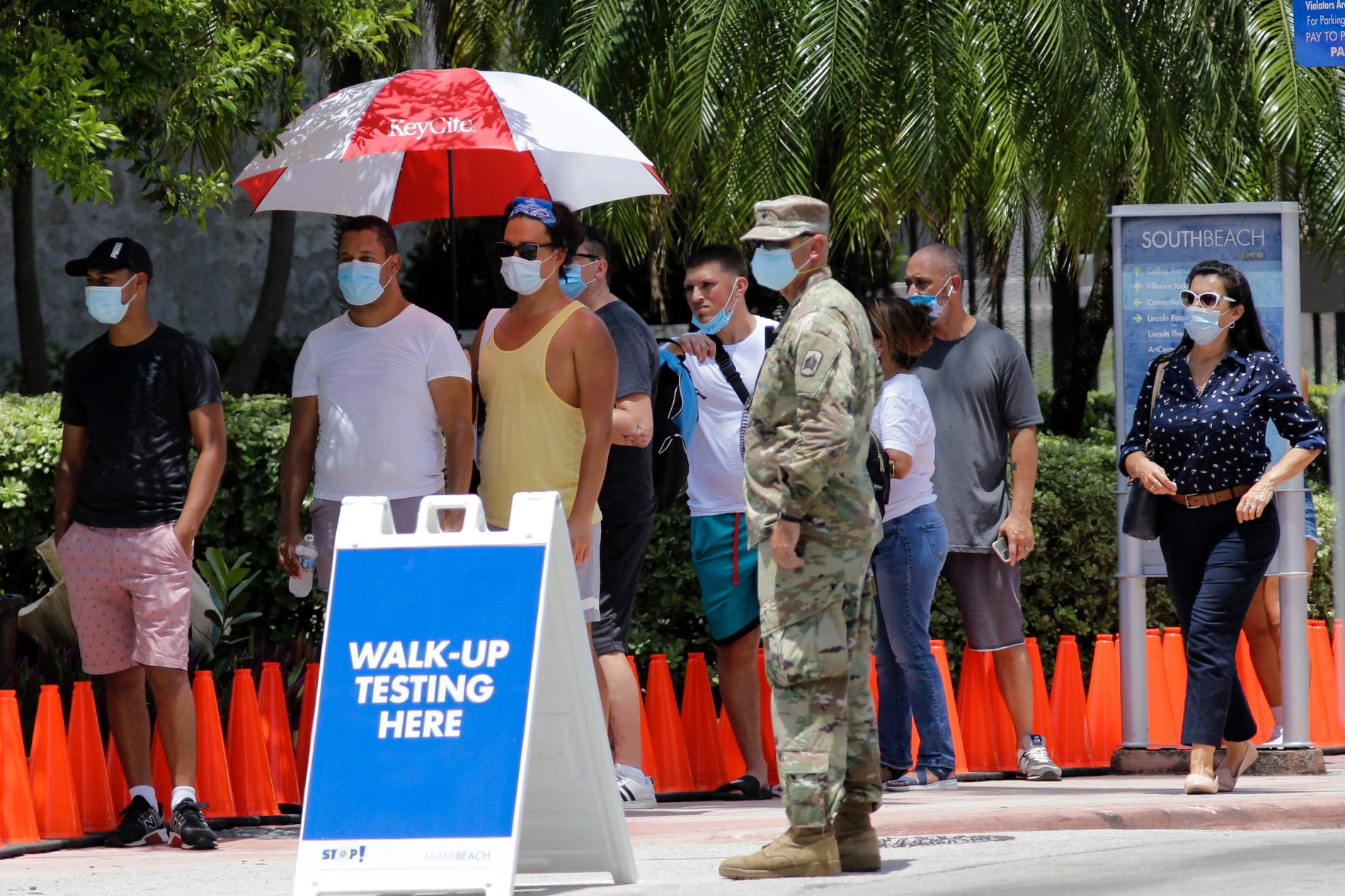 Folk väntar på att få testa sig för covid-19 i Miami i Florida.