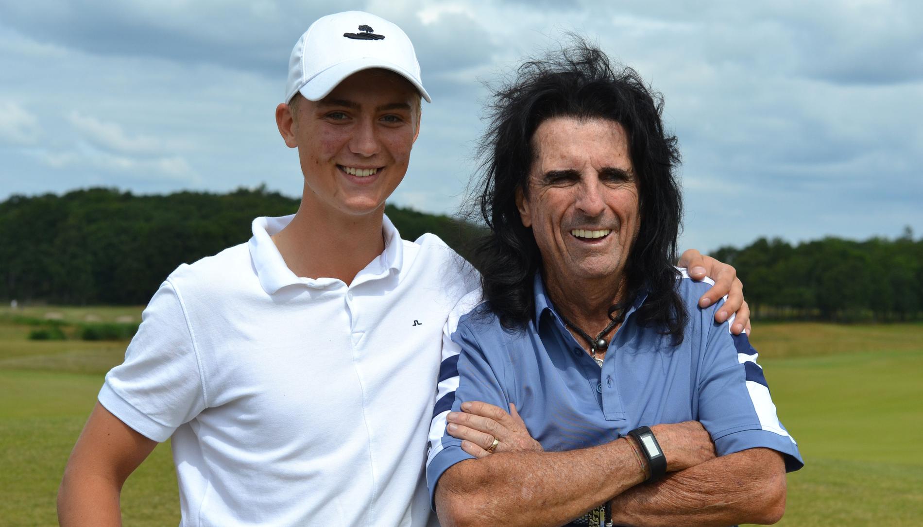 Alice Cooper gick en golfrunda tillsammans med Oscar Teiffel, 17, i Kungsbacka. ”Han hade bra tryck i bollen”, säger Oscar till Nöjesbladet.
