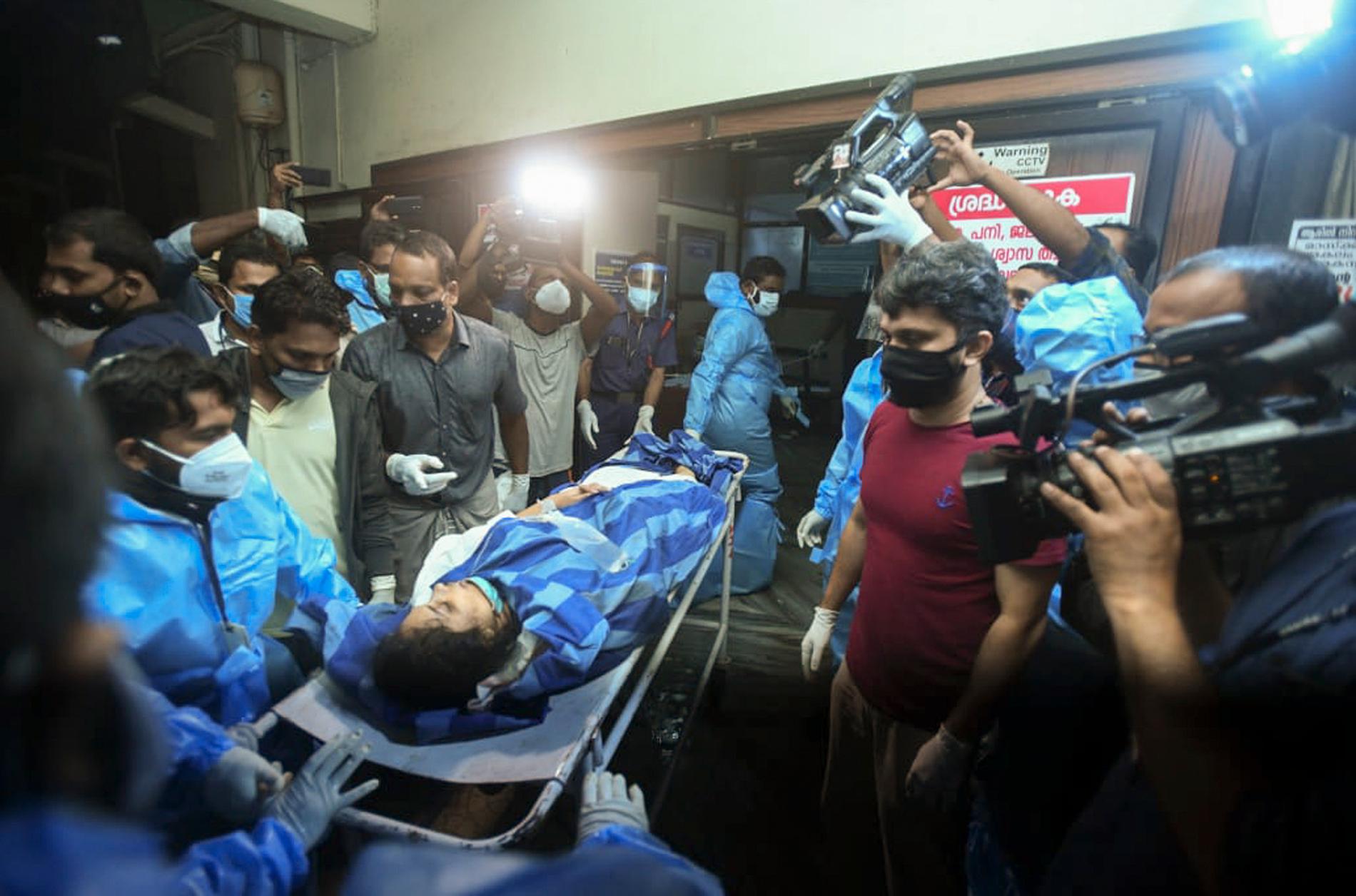 En kvinna som skadats i flygkraschen i indiska Kozhikode förs till sjukhus för vård.