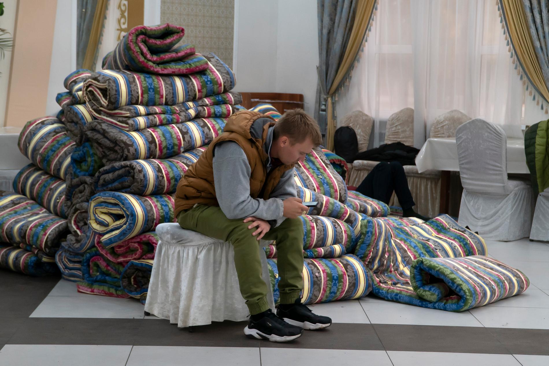 En rysk man vilar i ett tillfälligt boende efter att ha korsat gränsen till Kazakstan, onsdagen den 28 september 2022. 
