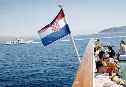 Från en ö till en annan. En skön dag som denna är det lätt att njuta på båten mellan Krk och Cres. Öluffen i den kroatiska skärgården blir aldrig särskilt långvarig – nästa ö ligger sällan mer än någon timme bort.