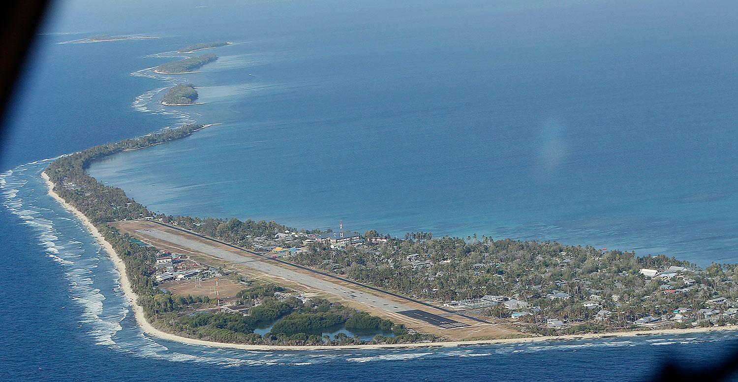 1. TUVALU En flygbild över Funafuti, Tuvalus lilla huvudö som till största delen tas upp av mikrolandets flygplats.