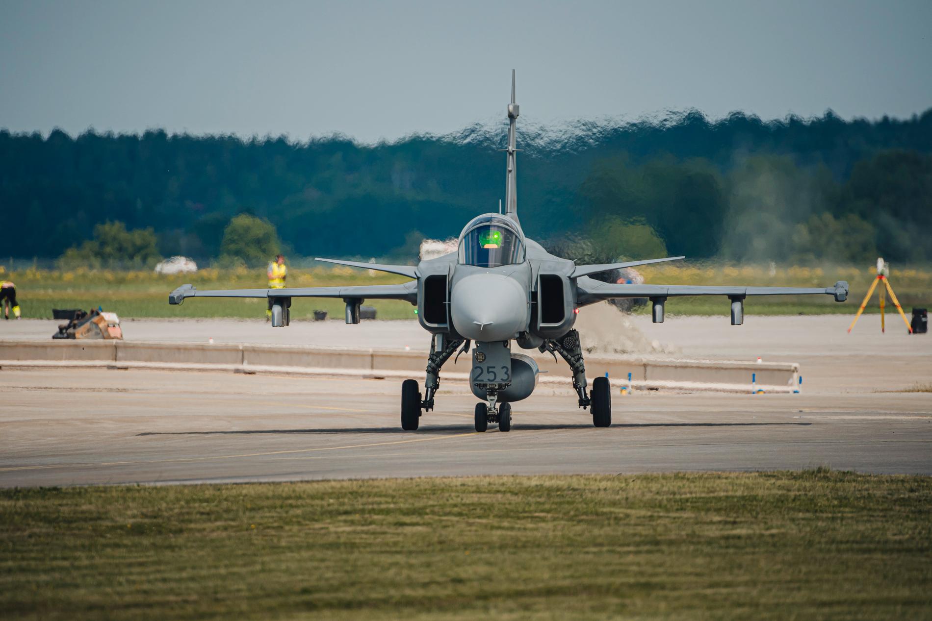 Jas Gripen är ett av världens mest kraftfulla stridsflygplan. Sverige kommer inte tomhänt till Nato.