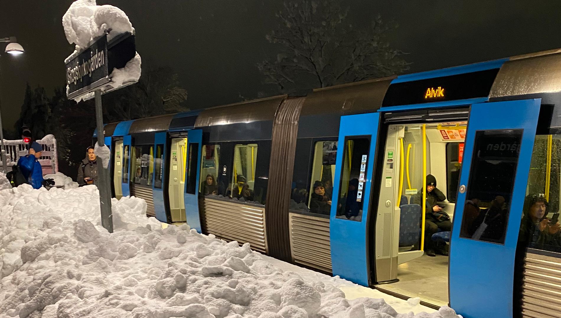 SL varnar för störningar i Stockholms kollektivtrafik. Bild från i november 2022 när stora snömängder påverkade trafikläget. 