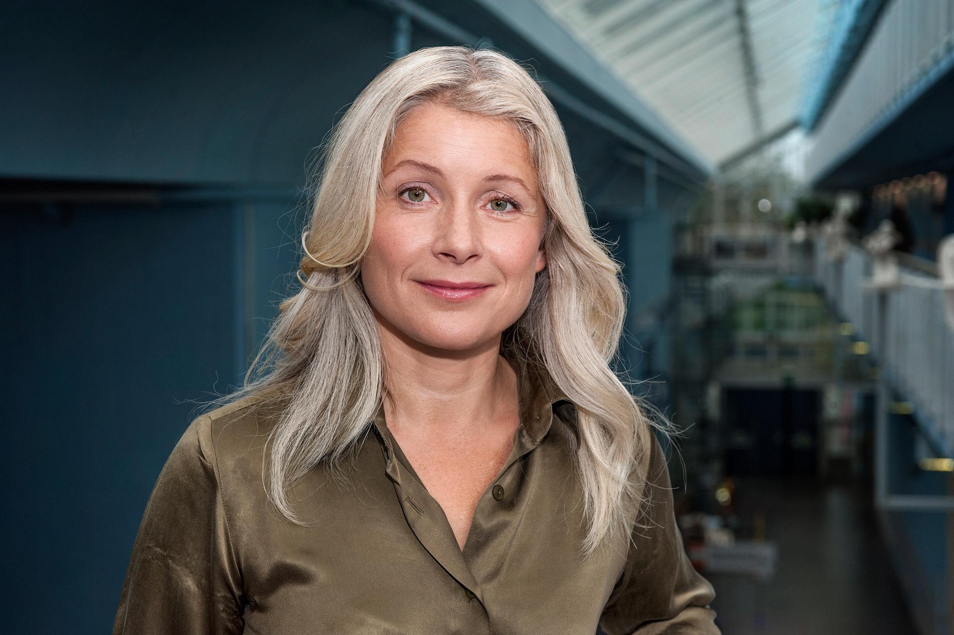 Anette Helenius säger sig inte ha fått informationen om att Perrellis reklam kommer att rulla under våren – samtidigt som Melodifestivalen syns på SVT.