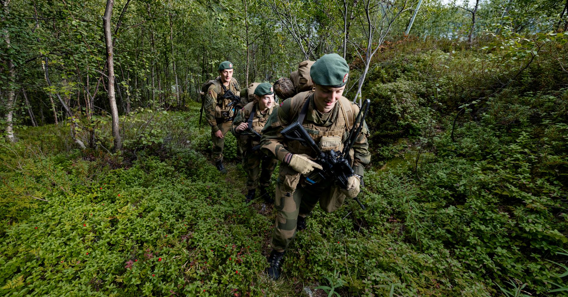 De norska jägarsoldaterna Gard Mauseth, Wilmine Skaug och John Bodsberg bevakar gränsen.