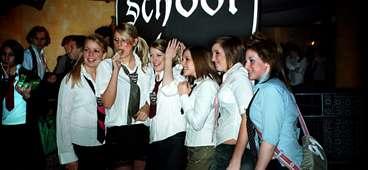 De engelska tjejerna har klätt sig i vita skjortor och minimala kjolar. Slipsen är obligatorisk - utan den kommer man inte in på "school disco" och kan svettas med sisådär 2 500 andra partysugna människor.