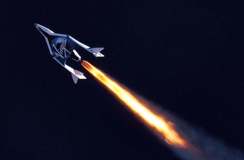 Framsteg Virgin Galactics SpaceShipTwo avfyrar sin raketmotor och sprängde strax därefter ljudvallen.