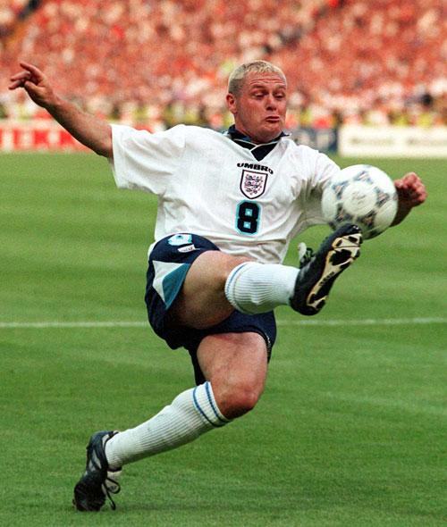 Gascoigne sekunden innan han gör sitt klassiska volleymål mot Skottland i fotbolls-EM 1996...